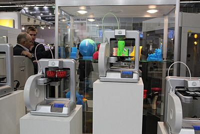 Und auch hier arbeiteten die Mini-Drucker fleißig vor aller Augen, an ihren bunten Objekten: ... (Bild: Königsreuther)