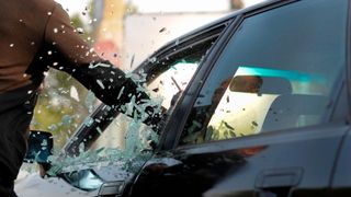 Autoscheiben lassen sich am besten am Rand einschlagen. (Bild: Carglass)