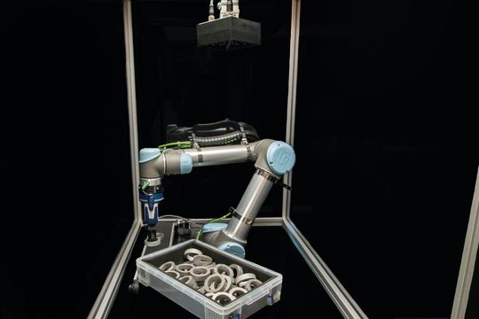 Mithilfe von Bin Picking ist es möglich, den Inhalt von Kisten und Paletten automatisch von Robotern ausräumen oder bestücken zu lassen. Mithilfe von Bin Picking ist es möglich, den Inhalt von Kisten und Paletten automatisch von Robotern ausräumen oder bestücken zu lassen.