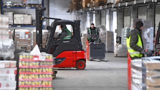 fritz-group-e-truck-e16-loading-logistics-9282-16x9w1920 (Linde Material Handling GmbH)