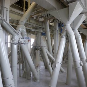 Blick in die Wegelogistik im Mischfutterwerk, hier das Verteilsystem für Rohwaren(Bild:  Mischfutterwerk Austings)