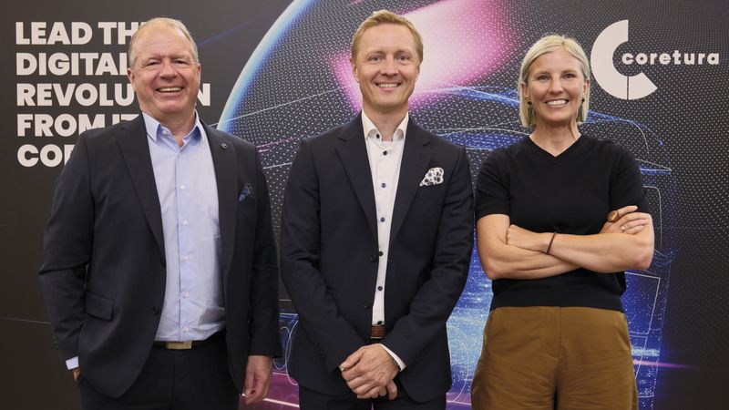 (v.l.) Volvo-Group-Chef Martin Lundstedt; Johan Lundén, CEO Coretura; und Karin Rådström, CEO Daimler Truck, nach dem offiziellen Start des Gemeinschaftsunternehmens.(Bild:  Marko Vesterinen)