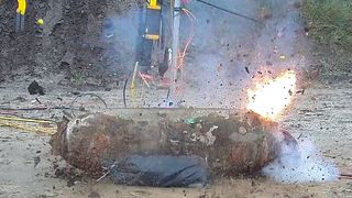 Plopp und zisch, statt bumm: Einen erfolgreichen Feldversuch mit der laserbasierten Deflagration eines Blindgängers aus dem Zweiten Weltkrieg haben Forscher des LZH und Experten des Hamburger Kampfmittel-Räumdienstes jetzt durchgeführt. Die Methode schont sowohl Menschenleben als auch Haus, Hof und Staatssäckel. (LZH)