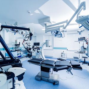 Von der chirurgischen Ausrüstung im OP-Saal über die elektromedizinische Diagnostik bis hin zu Laborinstrumenten: Bossard hat die passenden Verbindungs- und Verschlussteile(Bild:  romaset - stock.adobe.com)