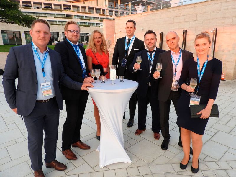 Große Runde bei der Sophos Partner Conference: (v. r.) Christin Jakisch (Compare), Gunther Dietrich (apia systemhau), Marco Herrmann (Sophos), Stefan Fritz (Sophos), Martina Huster (araneaNET), Alexander Scholz (pcscholz) und Rene Schoppe (Comparex)  (Sophos)