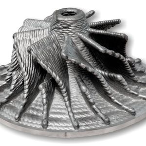 Ein endkonturnaher Rohling nach dem 3D-Druck, vor der Nachbearbeitung.