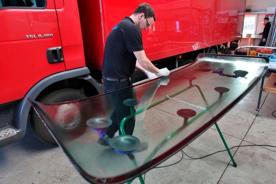 Schwere Scheiben, wie sie in Lkw, Transportern und Caravans verbaut sind, erfordern spezielle Materialien. Mit dem speziellen Sika-Klebstoff für Nutzfahrzeuge soll der Tausch leichter von der Hand gehen und gleichzeitig die geforderte Sicherheit bieten.(Bild:  Sika)