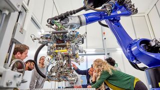 Klimaschutz durch Leichtbau! Am Fraunhofer IAP nutzt man die „Automated Fiber Placement“-Technik (AFP), um sehr leichte Fahrzeug-Antriebswellen aus carbonfaserverstärkten Kunststoffen (CFK) herzustellen. Wegen der thermoplastischen Matrix sind die Wellen recyclebar. (Bild: Fraunhofer IAP / Jungblut & Büssemeier)