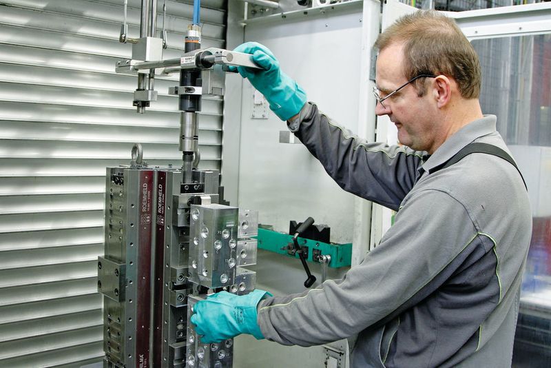 Die beiden Rüst- und Übergabeplätze sind mit Handlingsystemen ausgestattet, welche die Ergonomie und die Spannsicherheit erhöhen. (Roemheld)