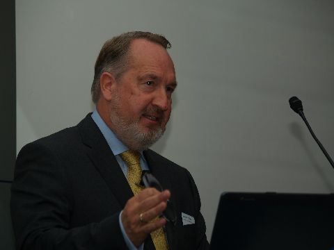 Michael W. Thiede sprach dem Plenum Mut zu: Jedes Autohaus muss sich grundlegende Gedanken über seine Strategie machen. Sein Tipp: „Solange den Sand beiseite schaufeln, bis man auf festes Granit stößt, auf dem man bauen kann!“ (Archiv: Vogel Business Media)