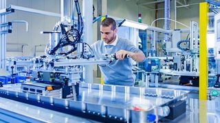 Blick in die Produktion von Serien-Batteriesysteme am Akasol-Standort in Langen. (Akasol)