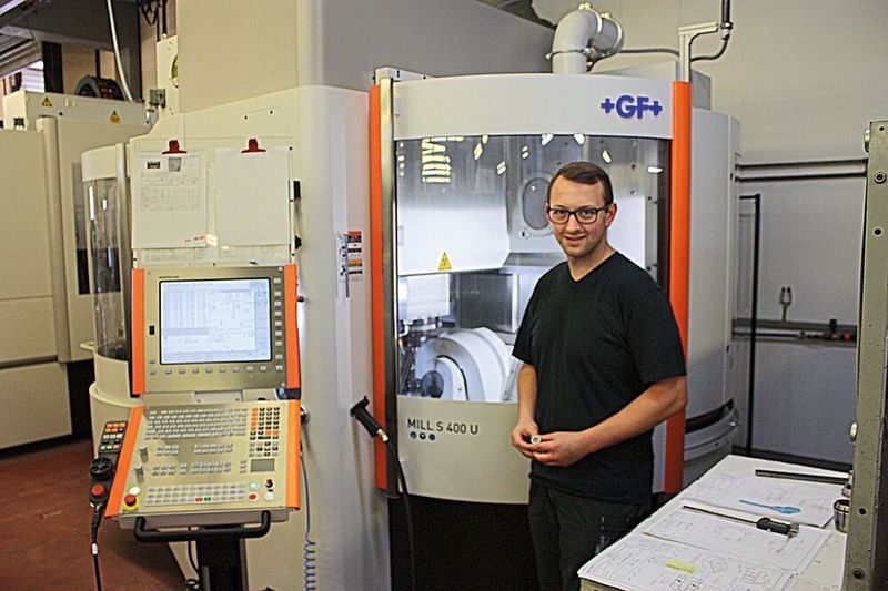 Maximilian Reinhardt ist Fachkraft für Frästechnik bei Seidel. Er arbeitet auch mit der „Mikron Mill S 400 U“ von GF. Die Anlage ist mit einem Palettenwechsler ausgerüstet, um noch produktiver zu sein. (GF)