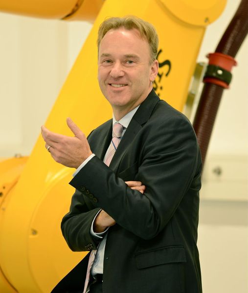 „Der große Vorteil der mobilen Robotik ist, dass die Systeme nicht nur Industrie 4.0 tauglich und die digitale Vernetzung ermöglichen, sondern auch physisch in der Lage sind, Teile von Prozess zu Prozess zu bringen“, sagt Dipl.-Ing. Gerald Vogt, der als Group Division Manager das weltweite Robotikgeschäft von Stäubli verantwortet.  (Stäubli)