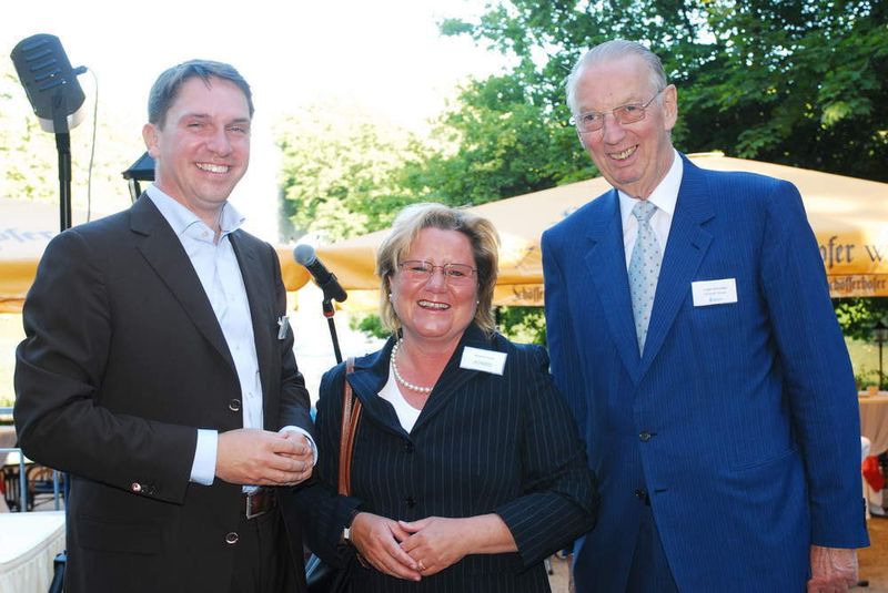 Auf dem Podium: (von links) Dirk Henniges, Geschäftsführer der Compass-Gruppe, Bärbel Schmidt, Geschäftsführerin Actebis Peacock, und Jürgen  Schroeder, Geschäftsführer FKS. Fotos: Frank Grätz (Archiv: Vogel Business Media)
