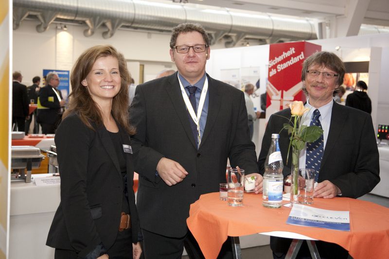 .... zum Networking einläd. Hier Diana Vogt (Produktmanagerin Digital), Stefan Willeke (Chefredakteur konstruktionspraxis) und Georg Hoffmann (Leiter Arbeitssicherheit und Umweltschutz, Alfred Ritter GmbH & Co. KG), welcher am Morgen auch die Eröffnungs-Keynote hielt. (D. Vogt, Vogel Business Media)