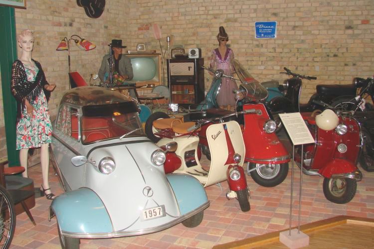 Nicht nur Fahrzeuge aus dem Hause Benz und Mercedes gibt es in Mannheim zu bewundern: Fünfziger-Jahre-Ecke mit allem, was dazu gehört. (Foto: Dominsky)