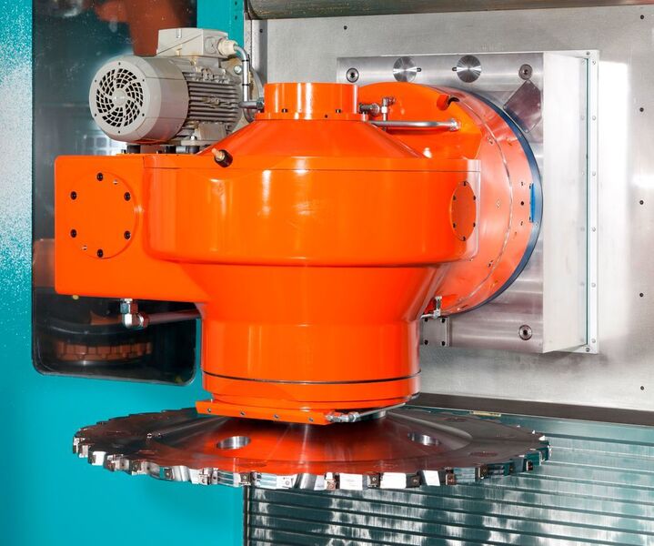 Slottervorsatzaggregat mit über 20.000 Nm Drehmoment für das Fräsen von Generatorwellen. (Siemens)