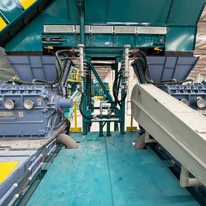 Die beiden SMS-Schneidmühlen mit Zwangsbeschickung, die in der ersten Linie installiert wurden, sorgen für eine gleichmäßige Flakegröße sowie einen stabilen Materialeintrag und schaffen damit ideale Bedingungen für nachgelagerte Wasch- und Dichtetrennprozesse.(Bild:  Herbold Meckesheim, Germany)