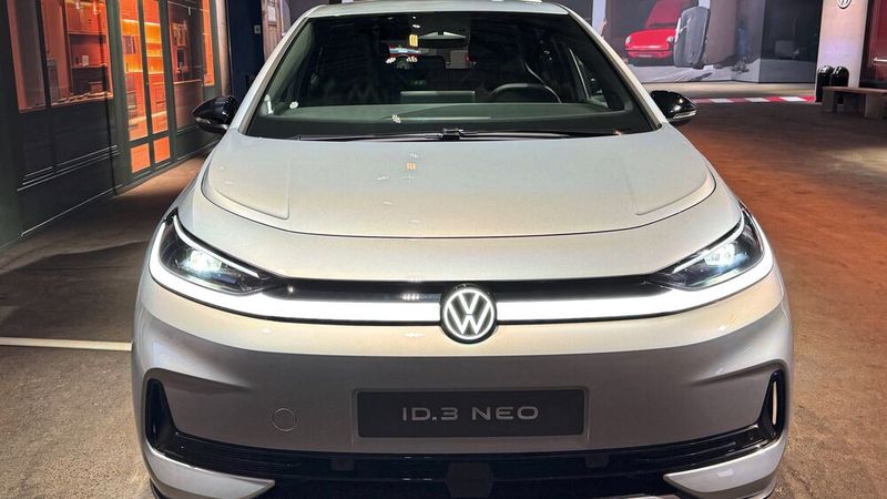 Ein Lichtband mit Markenlogo soll den ID.3 Neo zum Hingucker machen. (Bild: Achter – VCG)