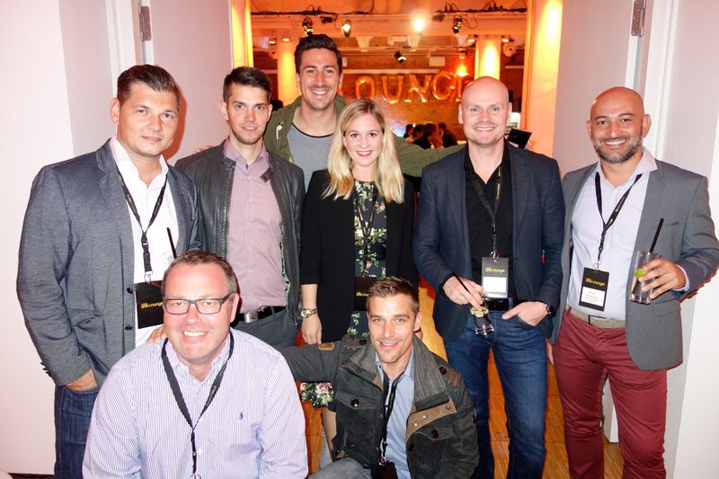 Das Samsung Team (v. l.) Michael Kolos, John Fackelmann, Alexander Ediger, Rico Langer, KOMSA, Sabrina Hitzelberger, Armin Hildebrand, Michael Kruszewski, Ferdi Kilickaya. (Bild: IT-BUSINESS)