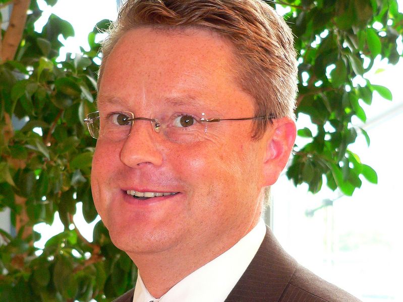 Heinrich Peper, Produktmanager Schuler Pressen GmbH & Co. KG: „Mit unserer Servopresse können wir unseren Kunden eine optimale Ausbringung durch Anpassung an den Gesamtprozess bieten; daher ist die Servopresse nicht nur die ideale Serienpresse sondern auch für das Tryout bestens geeignet.“ Bilder: Kuhn (Archiv: Vogel Business Media)