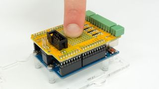 BrewPi: Shield auf dem Arduino (Bild: BrewPi.com)