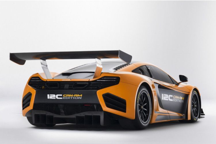 Das ganz in Orange gehalten Fahrzeug soll an die beiden Rennfahrer Bruce McLaren und Denny Hulme erinnern, die in den 1960er und 1970er Jahren in Rennern der gleichen Farbe Erfolge feierten. Schwarze Anbauteile aus Karbon wie Frontspoiler, Flips und der wuchtige Heckflügel stehen im Kontrast zur Signalfarbe. (McLaren)