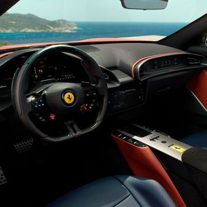 Das Cockpit im Ferrari Amalfi Spider ist auf den Fahrer zugeschnitten. (Bild: Ferrari)