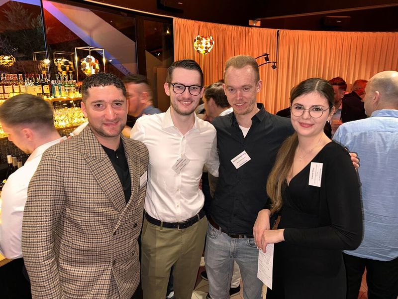(v. l.) Nicolas Schreiber (Samsung) mit Justus Grüter (ITZ), Raphael Lechtenberg (Office Partner) und Valerie Klug (ITZ). (Bild: Vogel IT-Medien )