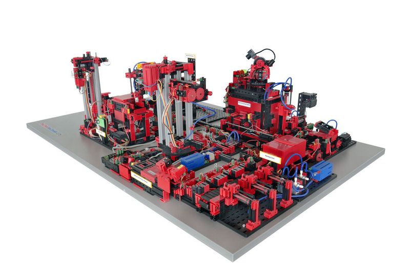 Das Unternehmen Fischertechnik zeigt auf der SPS seine Lernfabriken mit Cloud-Anbindung. Mit den Modellen lassen sich Industrie-4.0-Anwendungen simulieren und Prozesse detailgetreu nachstellen. SPS 2022: Halle 4, Stand 155. (Bild: Fischertechnik)