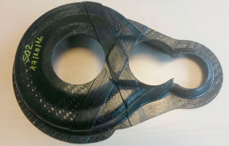 Im ersten Prozessschritt werden das Organoblech und die verstärkenden UD-Tapes erwärmt und in einem Pressverfahren so umgeformt, dass die gewünschte Kontur entsteht, wie ARRK Engineering erklärt. Das Zuschneiden der Preform erfolge per Wasserstrahlschneiden. (ARRK Engineering)