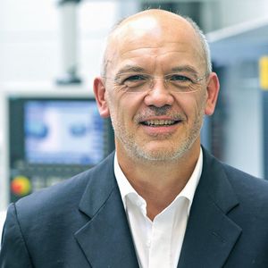 Geschäftsführer Nikolaus Spinner ist von der TTS 65 Triplex, die von einer Sinumerik 840 D gesteuert wird, begeistert: „Bei Bedarf kann dieses Drehzentrum fast rund um die Uhr Teile produzieren.“