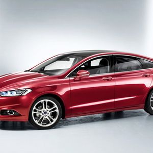 Die Orderbücher sind geöffnet: Fords Top-Baureihe ist ab sofort in drei verschiedenen Karosserie-Varianten zu bestellen – als Limousine mit Stufen- oder Fließheck ...