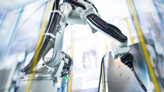Kawasaki Robotics wird nebst Partnern auf der Schweißen & Schneiden in Halle 6 viele Systeme zeigen, die das Lichtbogenschweißen auf robotische Art vereinfachen und optimieren. Hier verraten die Japaner schon mal, was zu sehen sein wird. (Bild: Kawasaki Robotics)