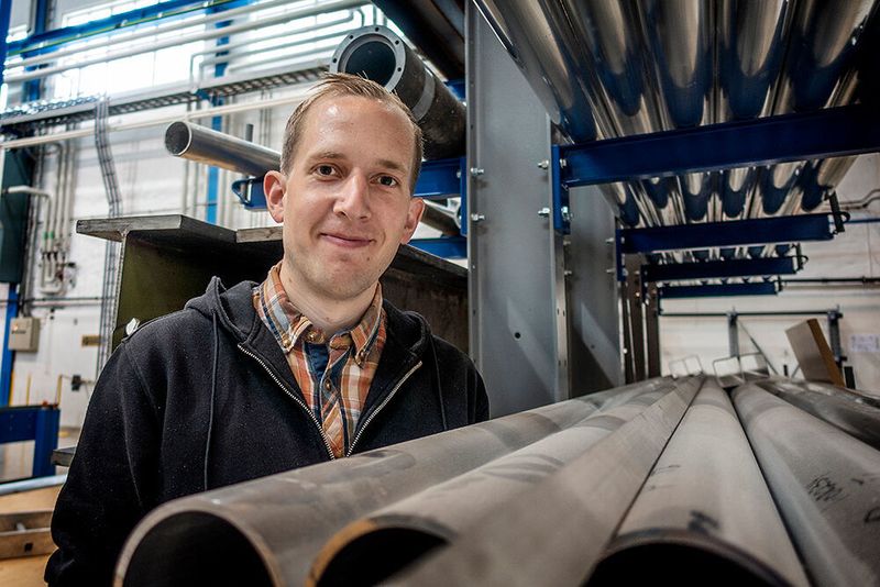 Bjørn Håkon Frodal has researched what happens in the ductile fracture process of aluminium alloys. Specifically, he studies the moldability and ability of the materials to deform without breaking. (Sølvi W. Normannsen)