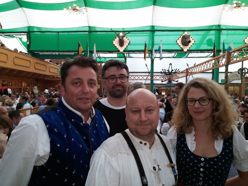 Das Seagate Team (v. l.) Sven Dunker, Nazmi Keskiner und Barbara Meister mit Frank Gerich, Ingram Micro. (Bild: IT-BUSINESS)