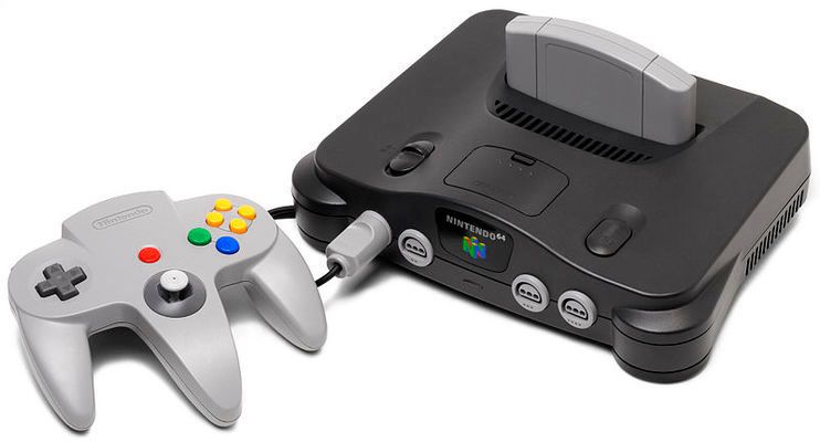 Mit der am 23. Juni 1996 erschienenen Nintendo 64 wollte das Unternehmen den Flop des Virtual Boy überwinden und an seine Erfolgsserie als Heimkonsolenhersteller anknüpfen. Als Prozessor diente diesmal ein 64-bit NEC VR4300, hinzu kam ein Silicon-Graphics-Chip (RCP) als dedizierte GPU. Auch wenn die Konsole erfolgreich war, tat sich Nintendo auf de Weltmarkt damit deutlich schwerer als zuvor. Zum einen war mit der Sony Playstation kurz zuvor ein weiterer starker Wettbewerber erschienen, dessen Nachfolgermodelle zum Teil bis heute zu den populärsten Modellen auf dem Markt zählen. Zum anderen beschloss Nintendo in einer Zeit, in der die meisten Konkurrenten bereits auf optische Datenträger setzten, für seine Konsole noch klassische, teurere ROM-Cartridges zu verwenden. Da CD-Roms mit deutlich mehr Speicherkapazität (bis zu 700 MByte) aufwarten und sich somit beispielsweise opulente Videosequenzen leisten konnten, taten sich die Nintendo-Cartridges mit Maximal bis zu 64 MByte Speicherkapazität schwer, mit diesem Trend mitzuhalten. (Bild: gemeinfrei)