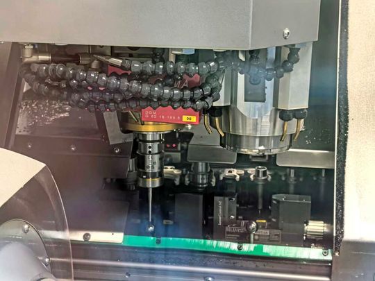 Rechts neben der üblichen HSC-Spindel (hier mit 3D-Taster bei geöffneter Wechselklappe) befindet sich die luftgelagerte Spindel. Darunter die zweite Wechselgarnitur mit Antastkugel und Messlaser für die luftgelagerte Spindel.(Bild:  Klaus Vollrath)