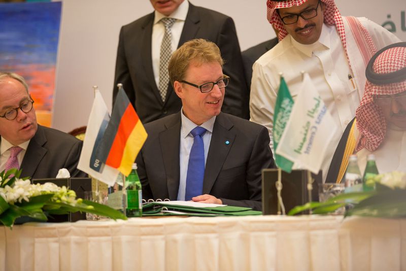 Dr. Hans Christoph Atzpodien, Member of the Executive Board of the Industrial Solutions business area, Jens Michael Wegmann, CEO and Chairman of the Executive Board of the Industrial Solutions business area, H.H. Prince Turki Bin Mohammad Bin Abdulaziz Bin Turki, Chairman of the Board Yamama, (f.l.t.r.) at the signing ceremony (Picture: Thyssenkrupp)