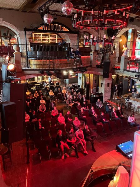 Die Location machte an dem Tag Eindruck: Im Alando Ballhaus wurden vier Bühnen aufgebaut. Auf der roten Bühne kamen unter anderem die besten Hacker Deutschlands zu Wort.  (Bild: Vogel IT-Medien)