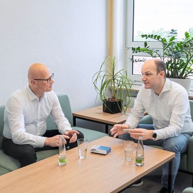 Jörg Ralf Oeder, technischer Leiter der Geschäftseinheit Weiss Spindeltechnologie (links), und Dr. Jens Falker, Technischer Leiter GMN Paul Müller Industrie GmbH & Co. KG. (Bild: GMN)