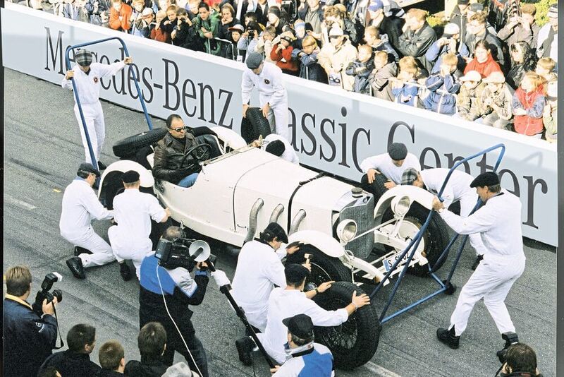 Die Mannschaft des Mercedes-Benz Classic Centers während des Boxenstopps eines Kompressor-Tourensportwagens. (Daimler)