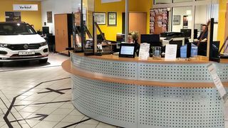 Abstand bitte: Klebestreifen auf dem Fußboden zeigen Kunden, wie weit sie herantreten dürfen. (Bild: Autohaus Liliensiek)