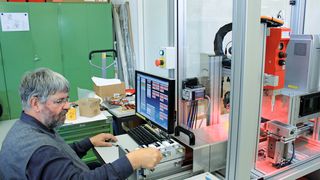 Das von ADS für Dosilab entwickelte System für den automatisierten Transfer von Dosimeterelementen von den codierten Haltern des Auswertesystems in Ringe bzw. Clips und zurück. (Bild: Klaus Vollrath)