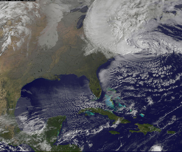 Das Bild des Satelliten GOES-13 zeigt, wie Sandy die US-Nordostküste bedeckt, während sich der große Rest der USA schönen Wetters erfreut (Foto: NASA)