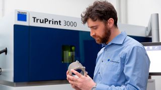 Die Mittelformat-Maschine stellt durch pulverbett-basiertes Laserschmelzen Bauteile von bis zu 300 mm Durchmesser und 400 mm Höhe aus allen schweißbaren Werkstoffen (Stähle, Nickelbasislegierungen, Titan, Aluminium) her.  (Trumpf)