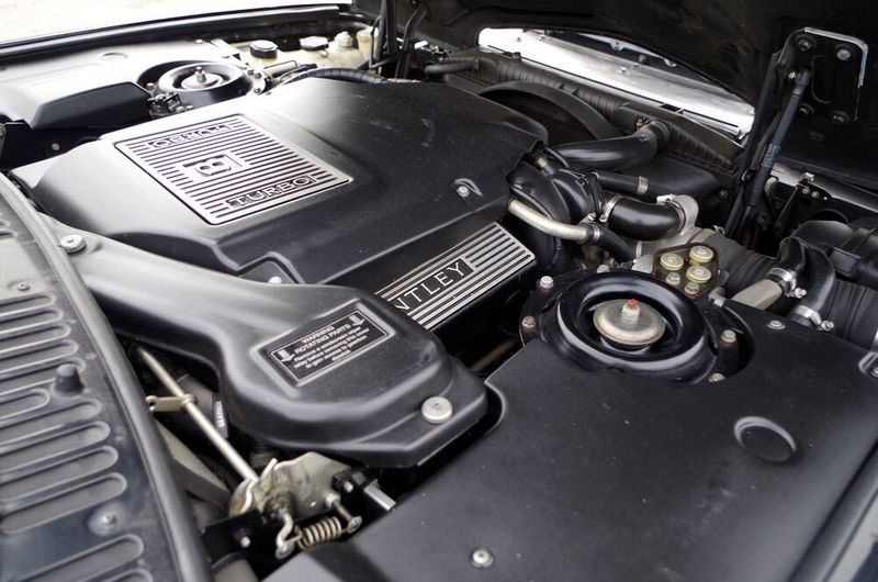 Schon beim Azure war der Motor unter viel schicker Verkleidung versteckt, getarnte 385 PS. (Bentley)