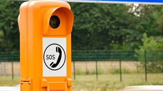 Notrufsäulen stehen in Deutschland etwa alle zwei Kilometer auf beiden Seiten der Autobahnen. (Dirk Vorderstraße)