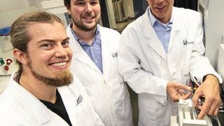 (v.l.) Klaus Wunderling, Philipp Leyendecker und Prof. Dr. Christoph Thiele am Limes-Institut der Universität Bonn. (Barbara Frommann/Uni Bonn)