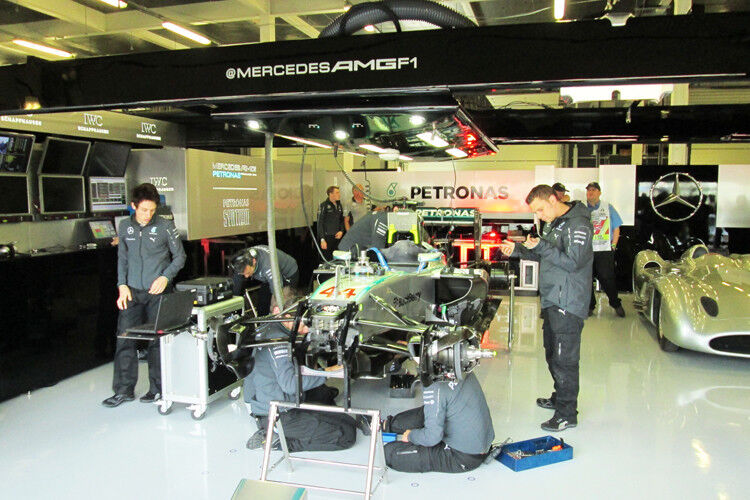 Hochbetrieb: Die Mechaniker in der Box von Lewis Hamilton haben etwa eine Stunde vor dem Start alle Hände voll zu tun. (Foto: Rohrbach)